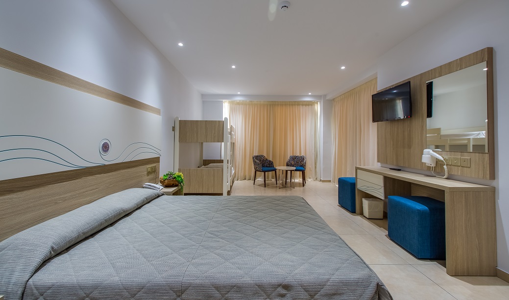 FAMILY SEA VIIEW ROOM (9b)