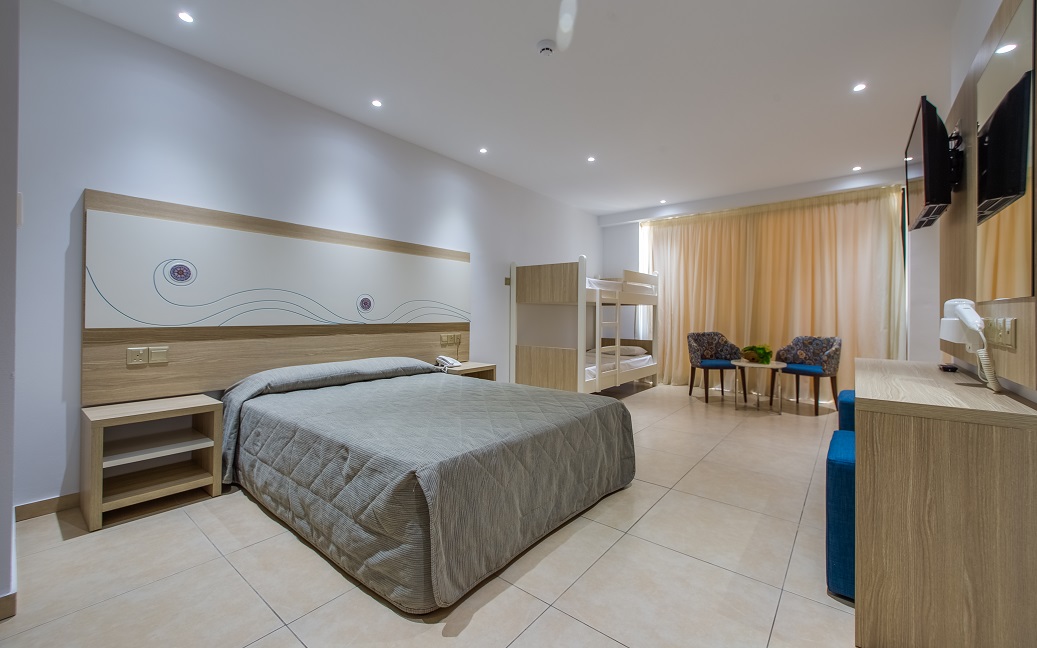 FAMILY SEA VIEW ROOM(8)