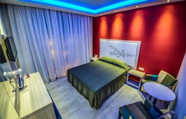 SUPERIOR IV ROOM RED