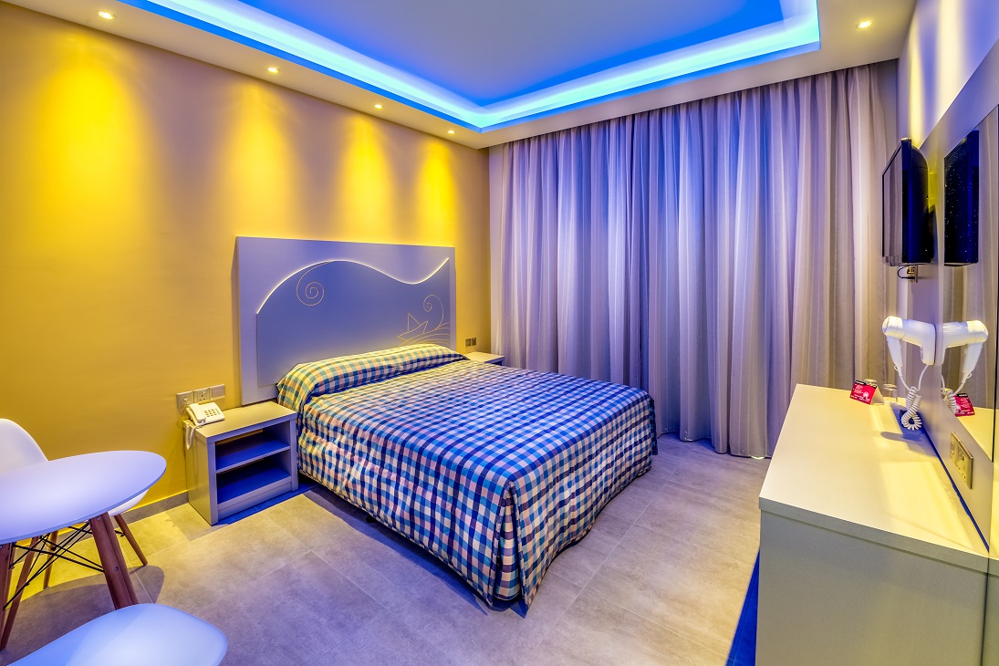 SUPEROR IV  -Blue room