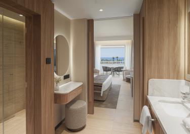 Deluxe Pool and Sea View