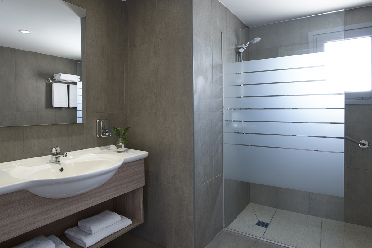 st-elias-two-bedroom-suite-bathroom_1532960459