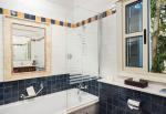 352-BD-bathroom-example-family-room-garden-view-on