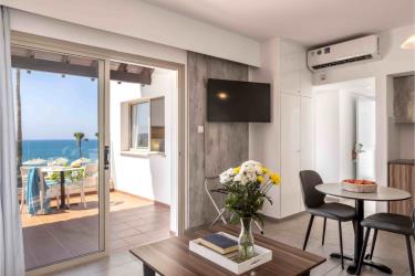 012.Kapetanios-Aqua-Resort-Suite-Sea-View-Room