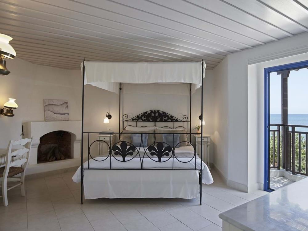 deluxe-panorama-sea-front-suite-1