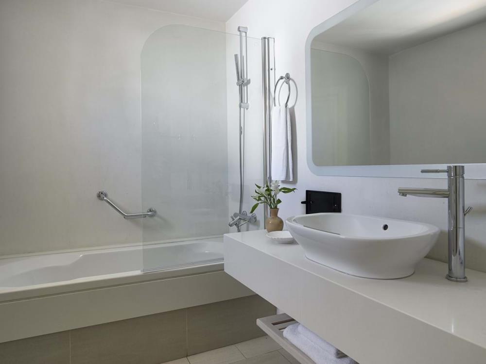 deluxe-sea-view-room-8