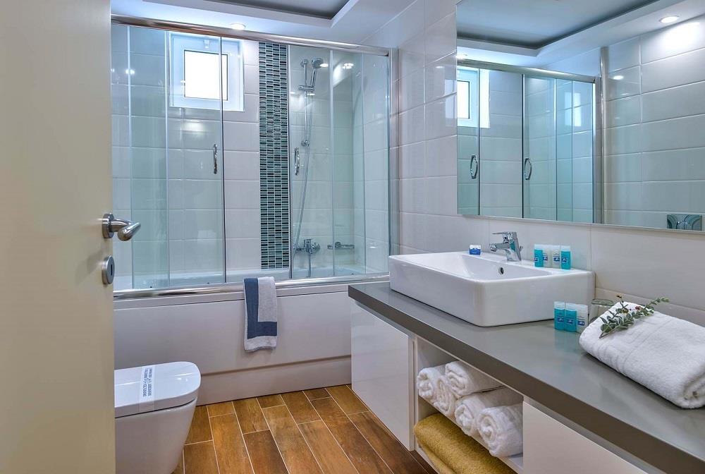 bathroom - family suite