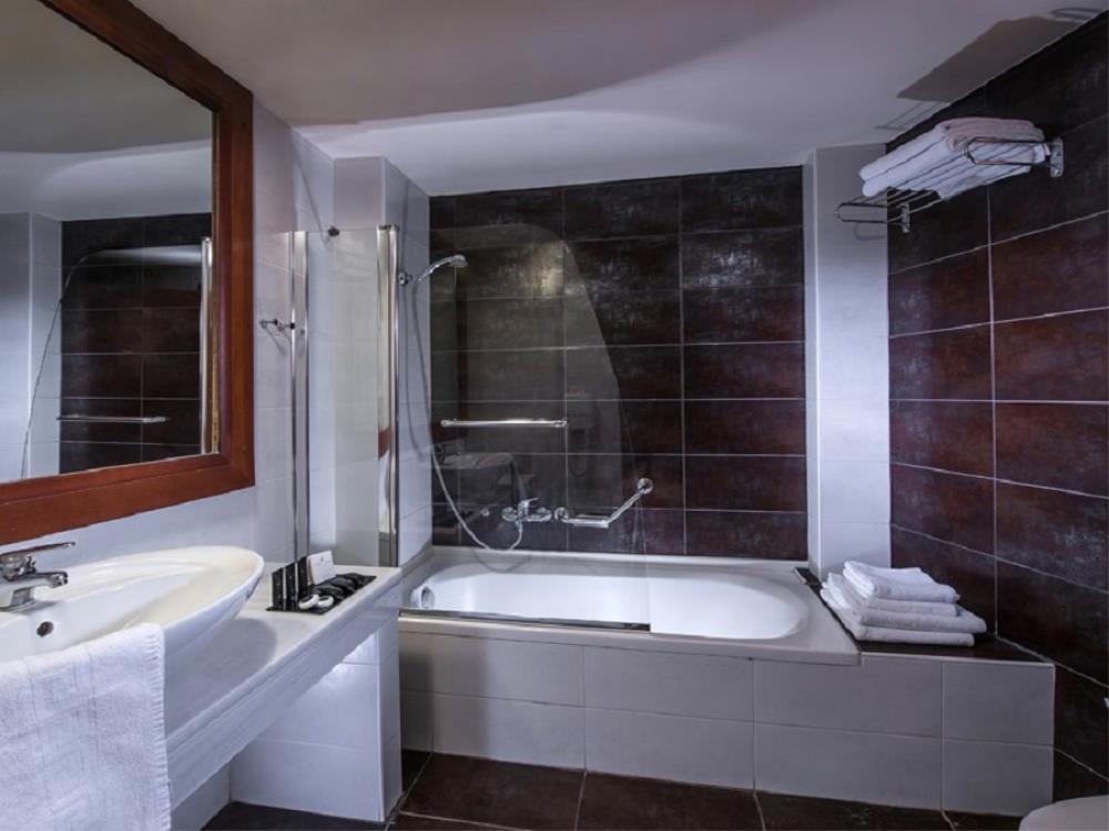 bathroom - Family two bedroom pool view