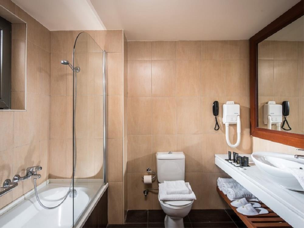 bathroom - Family two bedroom pool view