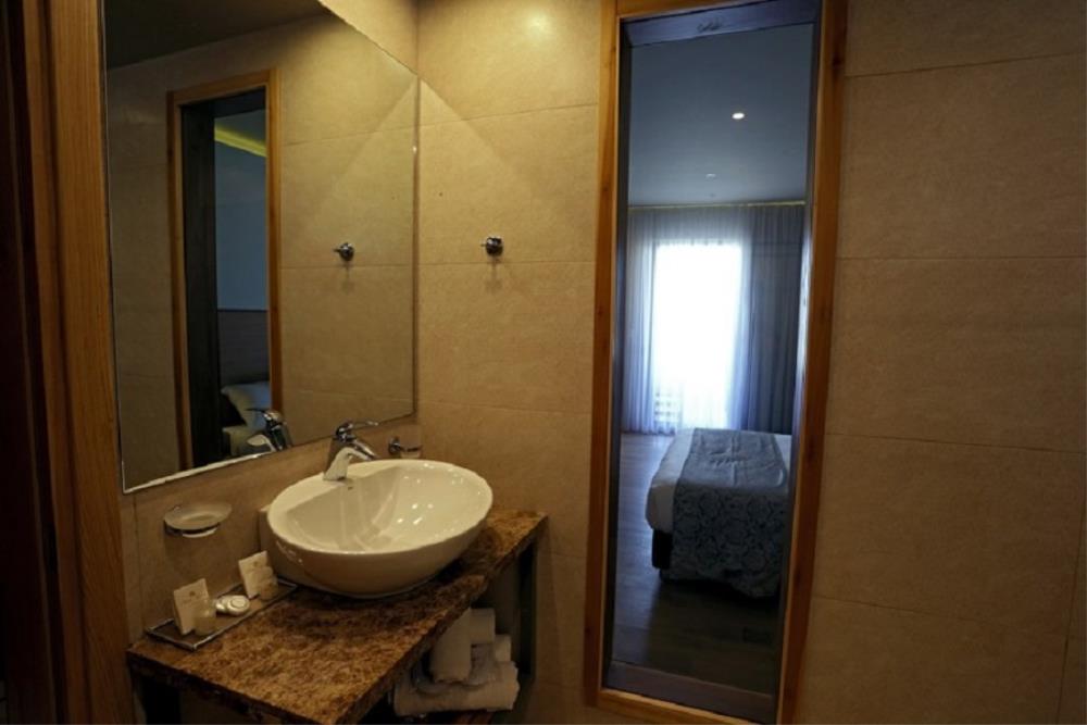 bathroom - Superior room sea view sharing pool