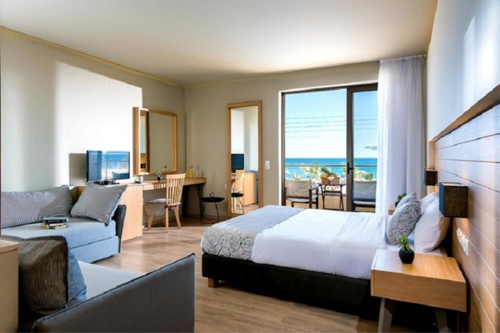 Superior room sea view sharing pool