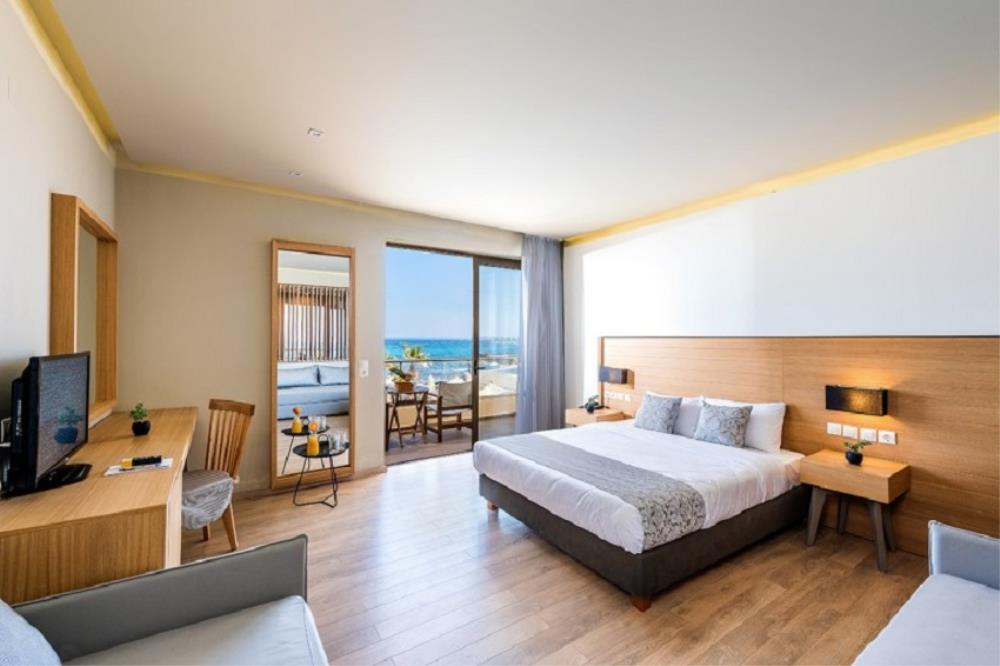 Superior room sea view sharing pool