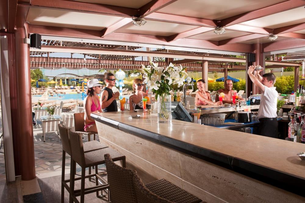 star_beach_village_pool_bar2