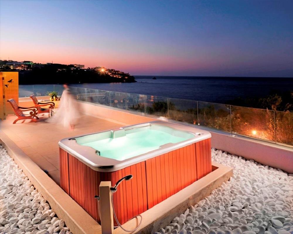 Luxury 2 Bedroom Princess Suite with Hot Tub