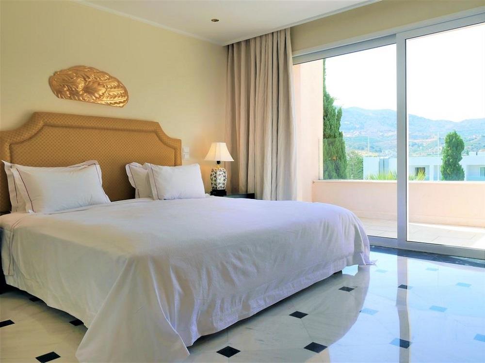 Luxury 4 Bedroom Suite with 2 Private Hot Tubs