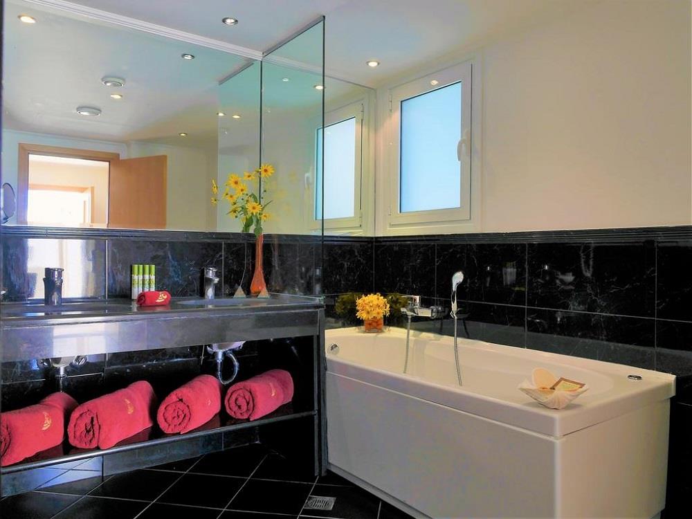 Sea Front 1 Bedroom Suite with Private Pool - bath