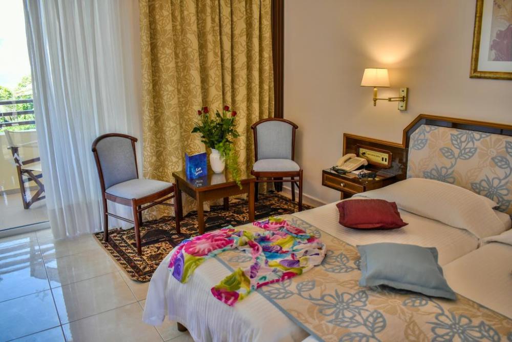 double or twin room side sea view