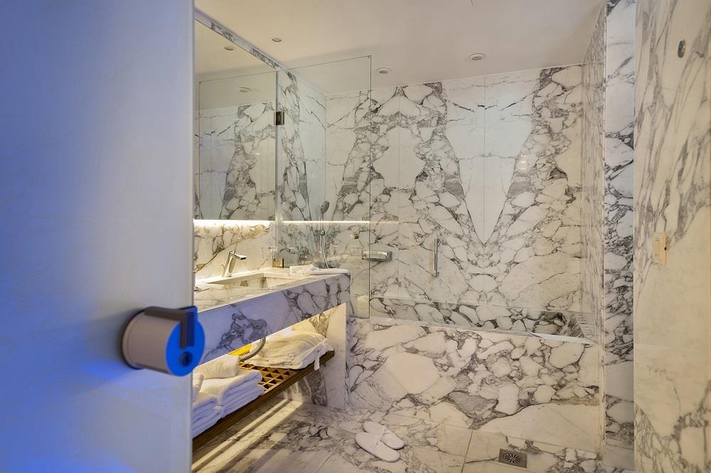 bathroom - luxury suite