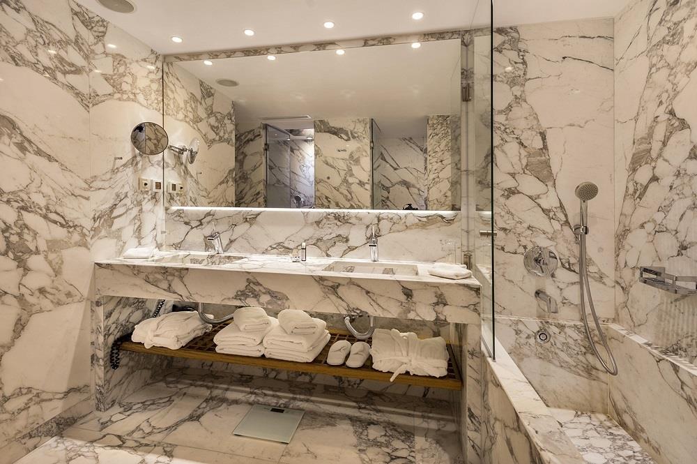 bathroom - luxury suite