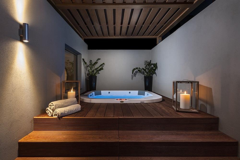 jacuzzi - luxury suite