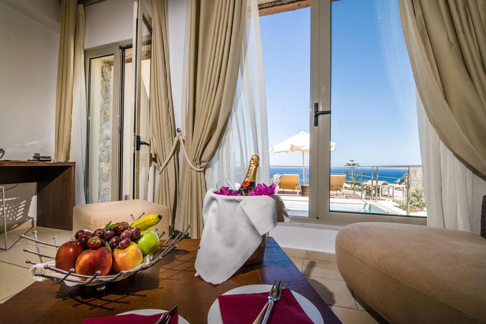 sitting area and balcony - room