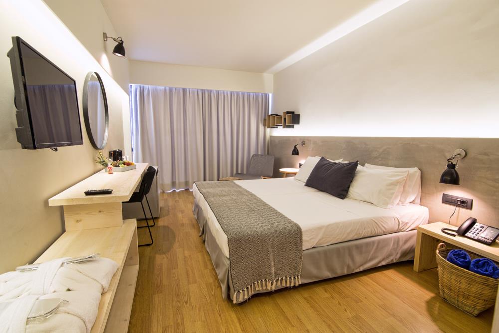 deluxe-room-city-view-img-01-1600x1067