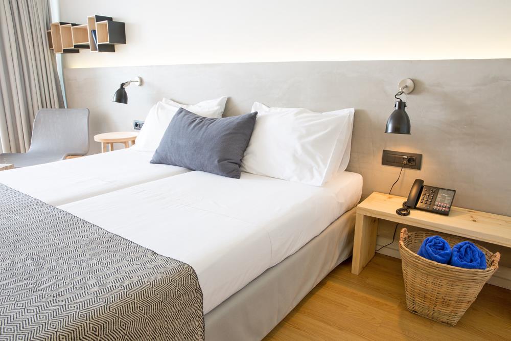 deluxe-room-city-view-img-03-1600x1067