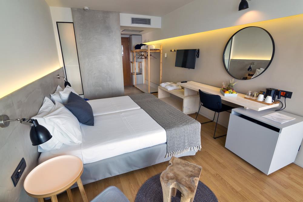 deluxe-room-city-view-img-04-1600x1067