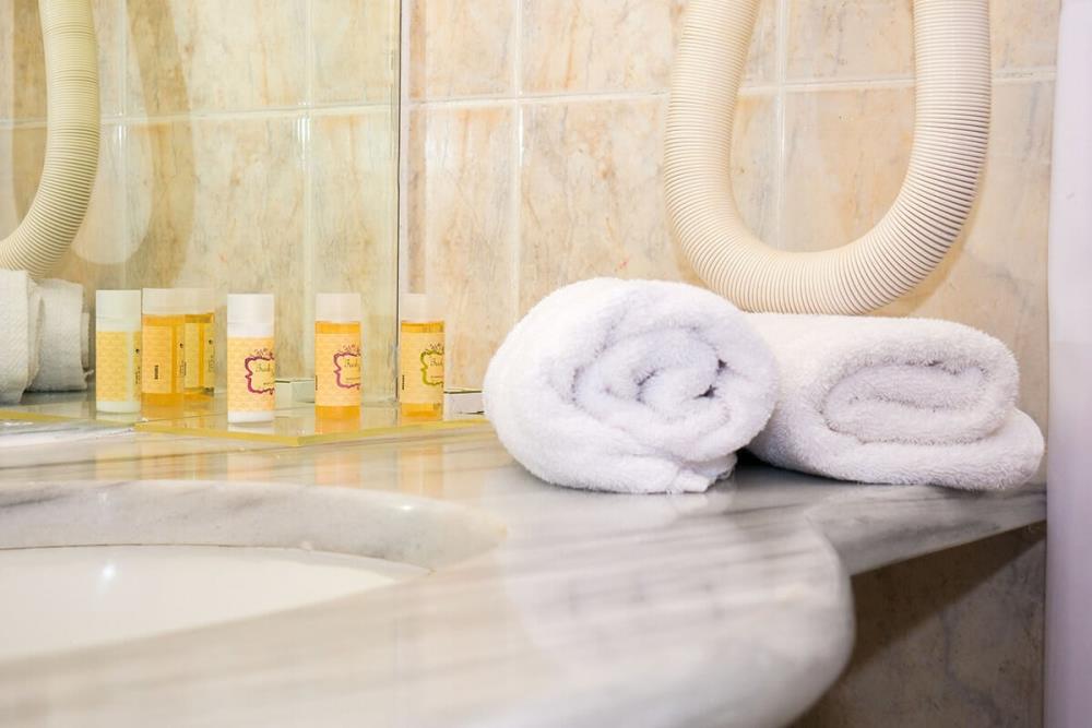 gallery_double_room_bath_05