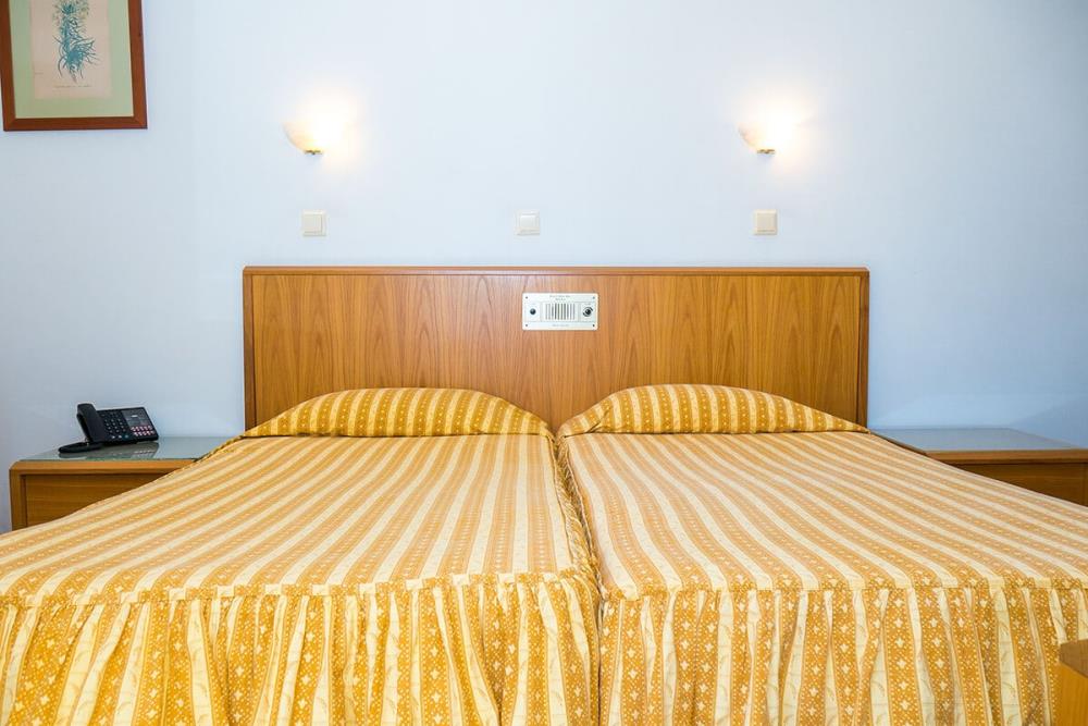 gallery_double_room_shower_04