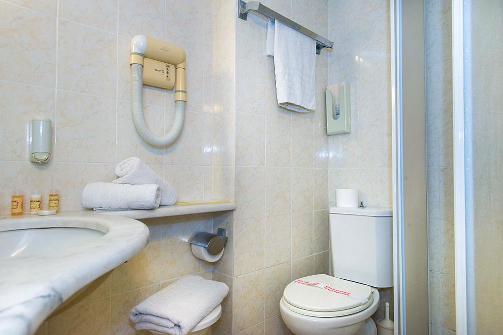 standard-room-with-shower-img-shower