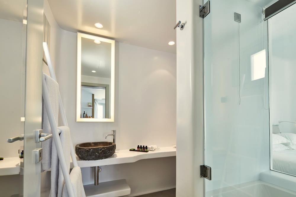 ammos suite -sview-bathroom