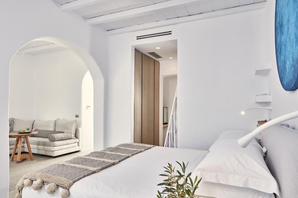 ammos suite -sf-bed-and-couch