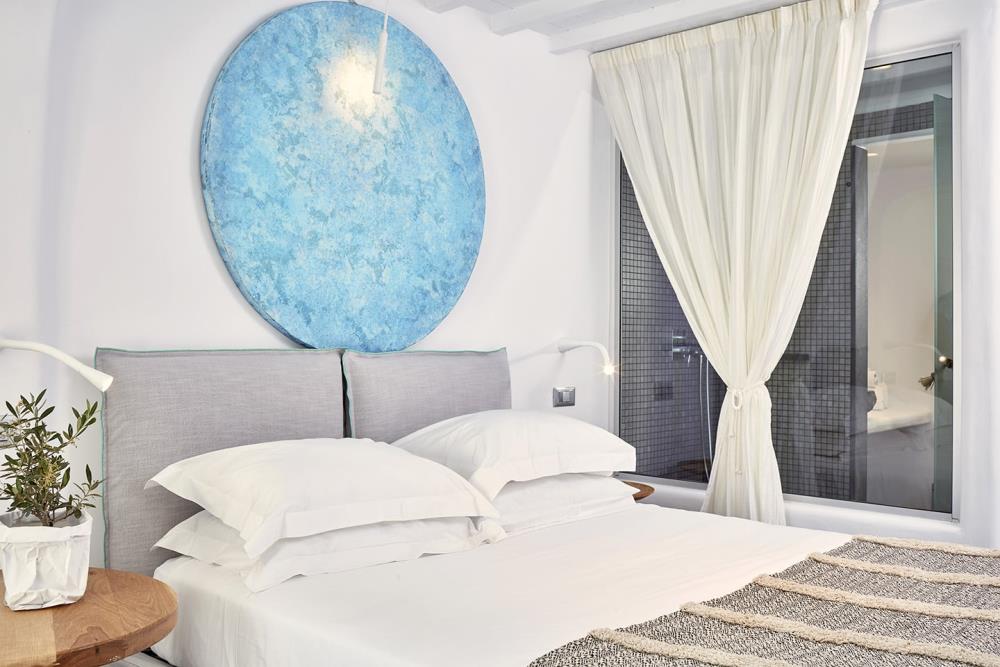 CENTRAL-deluxe-double-bed-window-bathroom