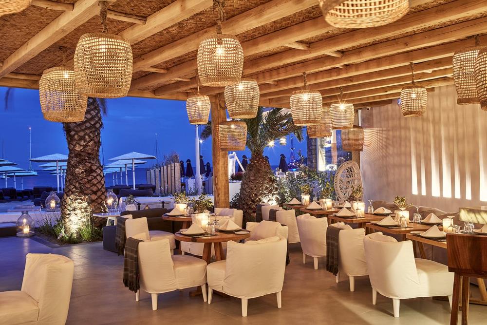 myammos-lounge-at-night-3