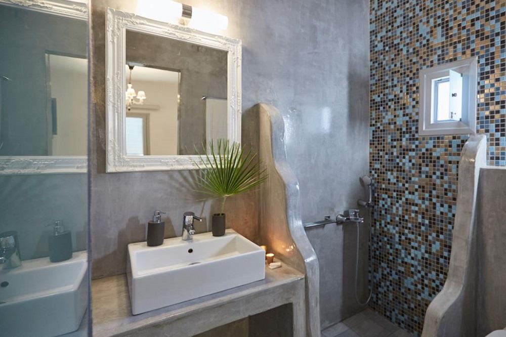 bathroom - deluxe suite