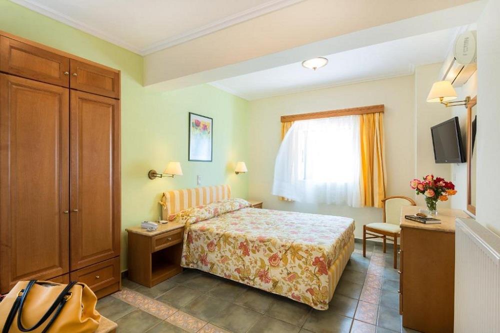 One-Bedroom Suite with Garden View and Sea View