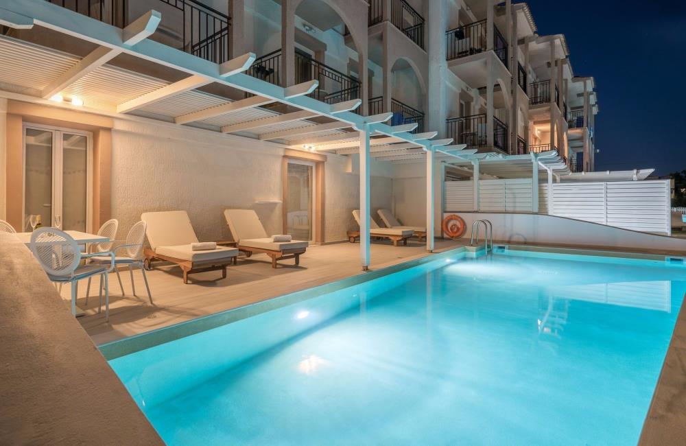 EXCLUSIVpidi eniosa oti enoxlousa!E_PRIVATE_POOL_ROOM_1_result