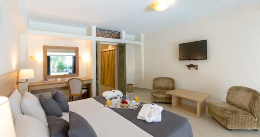 Ionian Blue Suite with Sharing Pool5