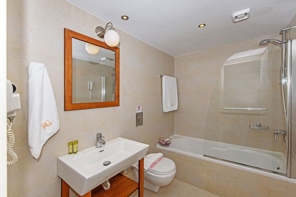 bathroom - deluxe suite
