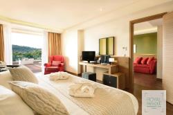 deluxe suite with outdoor jacuzzi