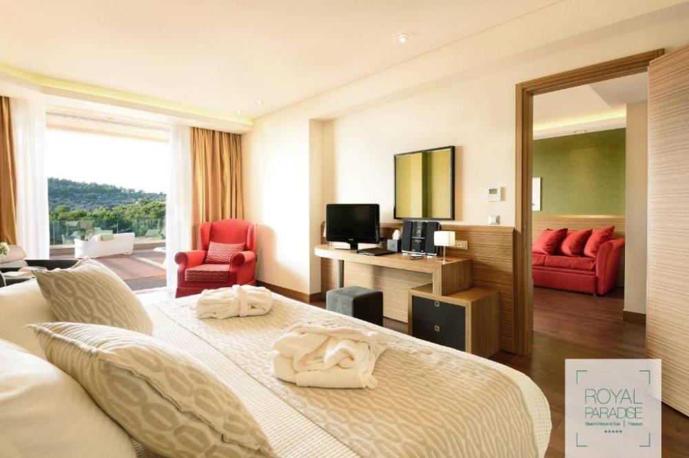 deluxe suite with outdoor jacuzzi
