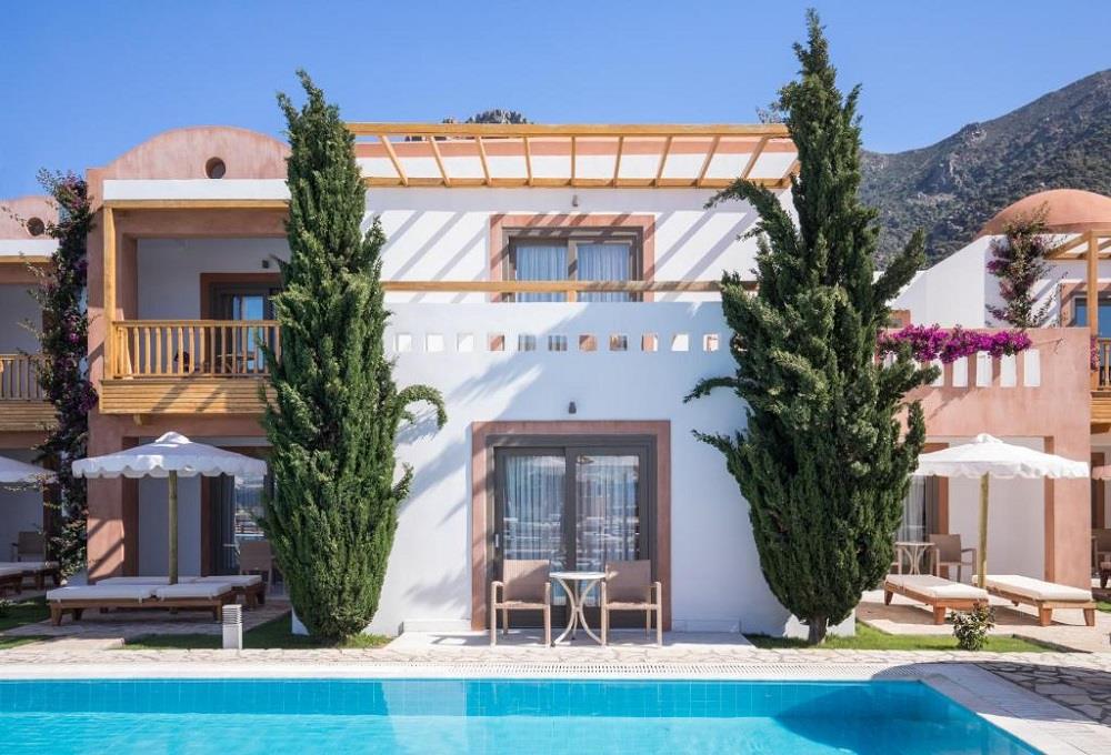 Bungalow sharing pool