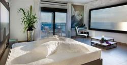 Honeymoon Suite, Sea View
