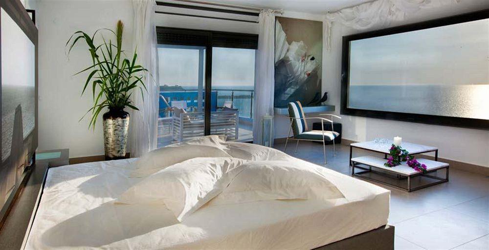 Honeymoon Suite, Sea View