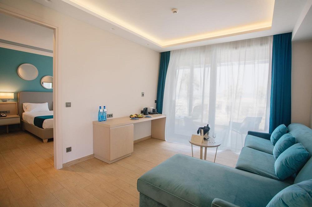 one bedroom suite swim up