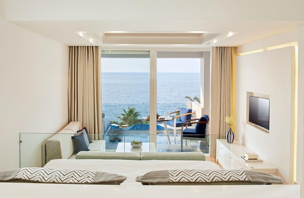SIGNATURE ISLAND SUITE WITH OUTDOOR JACUZZI (3)