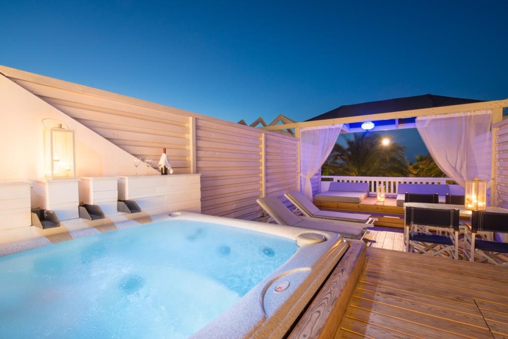 SIGNATURE ISLAND SUITE WITH OUTDOOR JACUZZI (5)