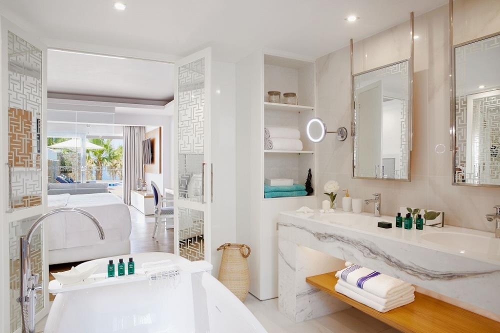 SIGNATURE ISLAND SUITE WITH PRIVATE POOL (2)