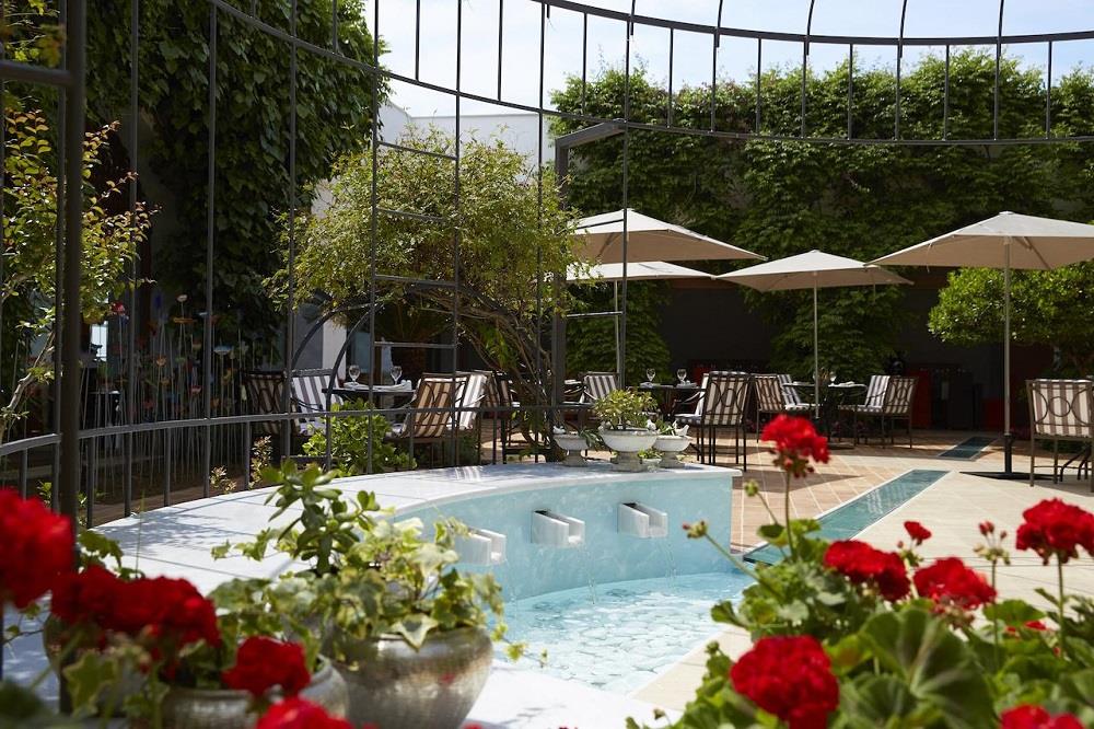 bar-restaurant sitting area